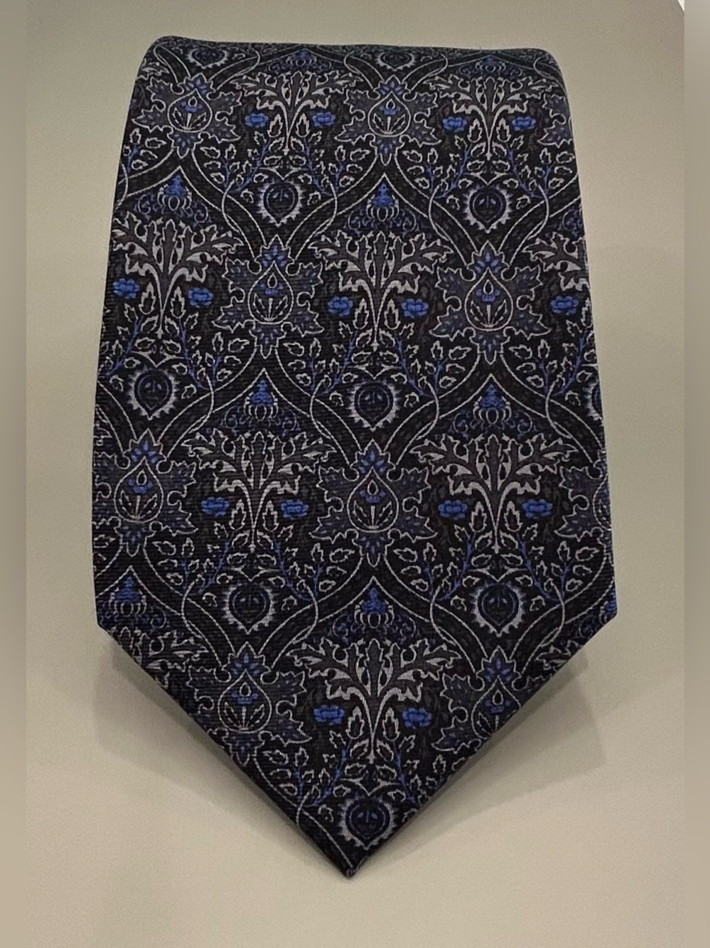 Metropolitan Museum of Art Elegant Paisley Silk Tie in Blue and Black